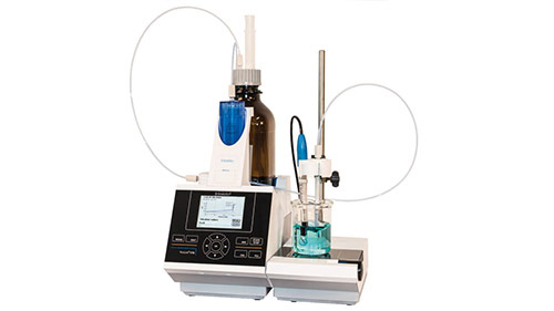 Automatic titrator with exchangeable head