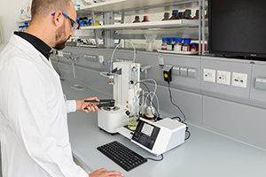 Titration according to Karl Fischer with the headspace oven in the laboratory. Water determination with measuring instruments from SI Analytics.